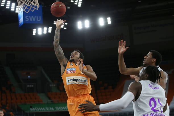 两人通过共 两人通过共